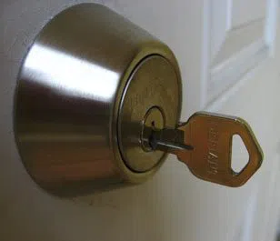 Locksmith Master Shop Davie, FL 954-366-2512 - 13-Key-Broke-In-Lock